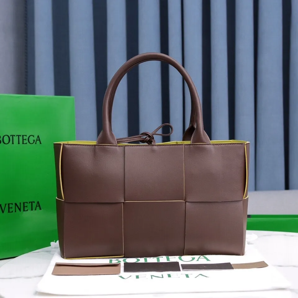 Batch 1860 BottegaVeneta# 🧷Early autumn SLIP tote handbag, the oversized woven design really makes it a huge gap from ordinary tote bags🔗🔗Different color combinations for the inner and outer layers ⛓Daniel Lee leads the brand gene to continue to evolve with fresh inspiration🧬🧬 Showing the balance between luxury and reality👉Retro brown Size: 36*24*12【9892#】